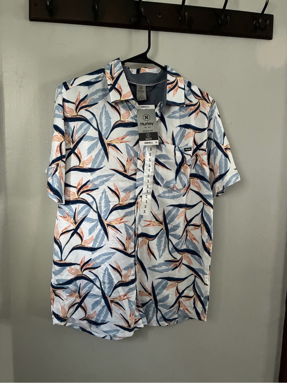 NWT Hurley Men’s small Hawaiian Short Sleeve Button-Down Shirt